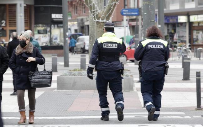 Dos agentes de la Polic&iacute;a Local patrullan por Vitoria.