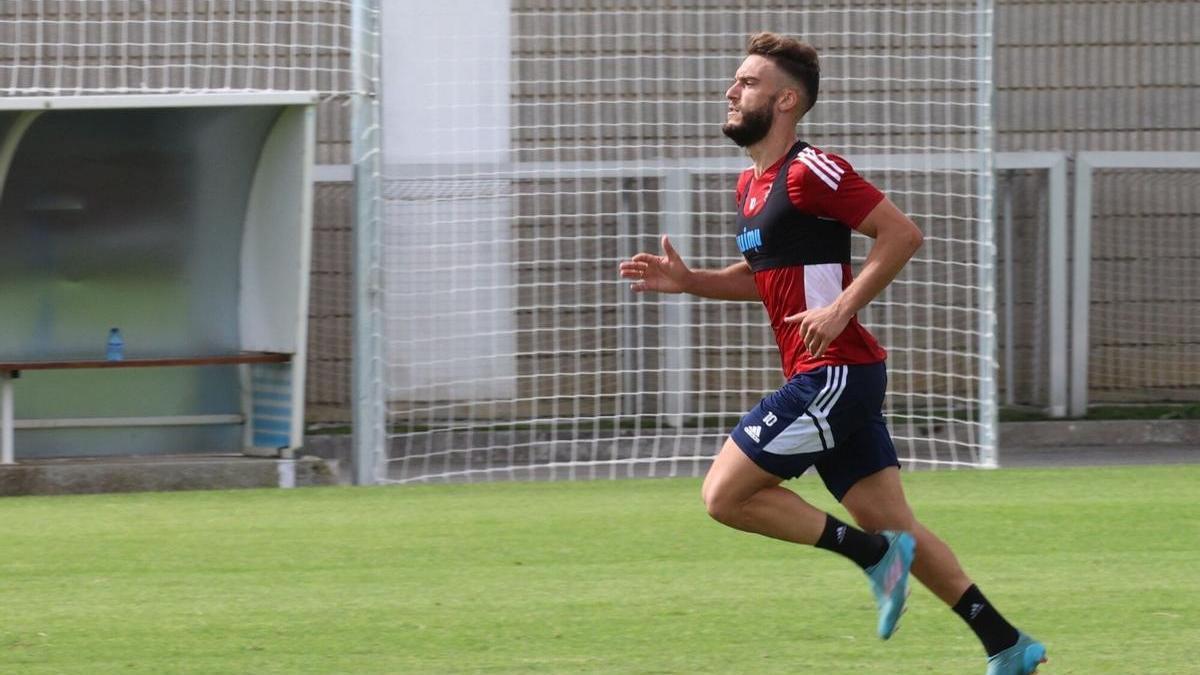 Roberto Torres, en un entrenamiento de Osasuna.