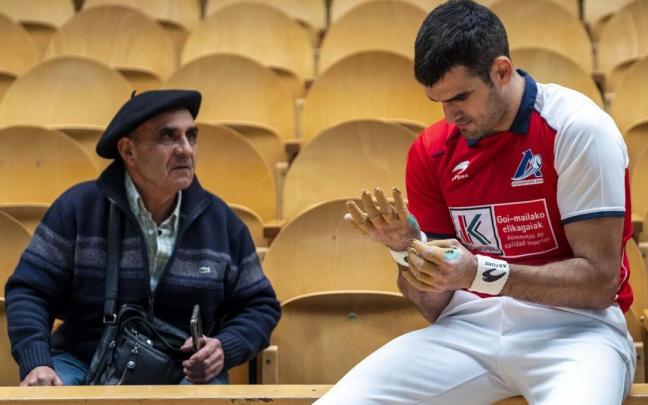 Joseba Ezkurdia charla con un aficionado en la contracancha del frontón Labrit de Iruñea.
