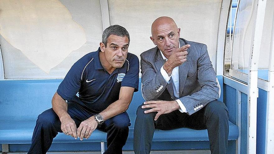 Iñaki Ocenda y De la Fuente dialogan durante un partido de pretemporada. | FOTO: JOSU CHAVARRI