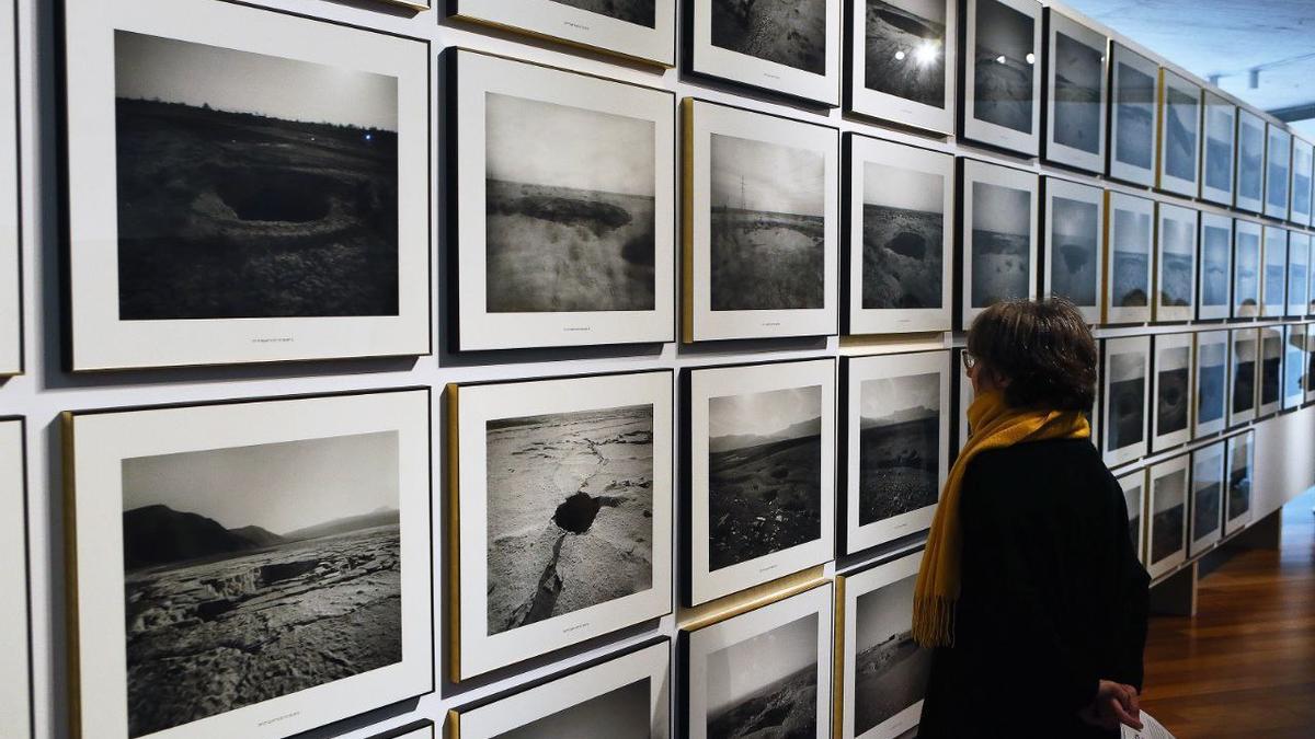 La muestra se abre con una selección de 73 fotografías en blanco y negro que recogen otras tantas dolinas retratas en la meseta iraní.