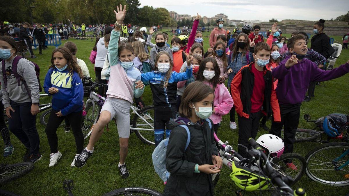 Niños de distintos colegios participantes en la "bicicletada escolar" el pasado año en Pamplona.