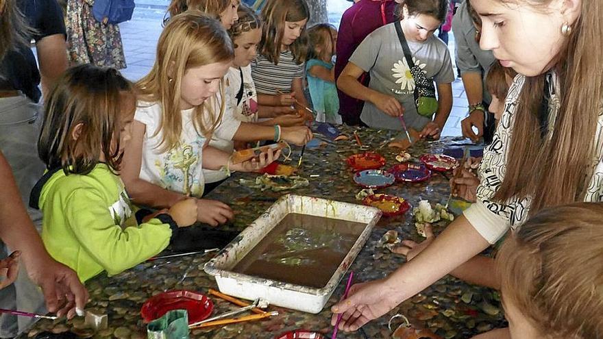 La tarde estuvo muy entretenida, con talleres de manualidades y creatividad.