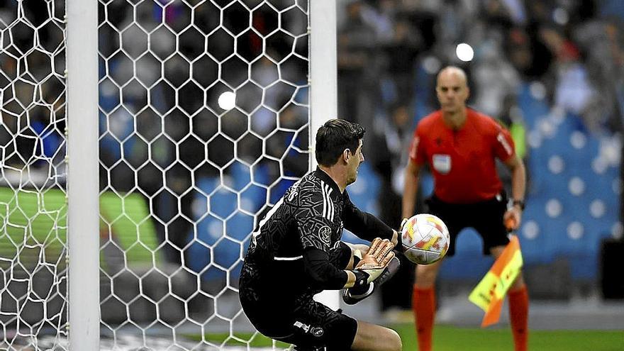 Courtois rechaza el disparo por el centro de Gayá en la tanda de penaltis.