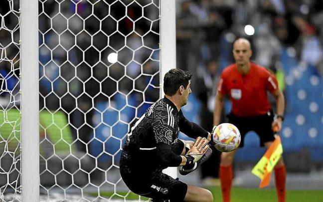 Courtois rechaza el disparo por el centro de Gayá en la tanda de penaltis.