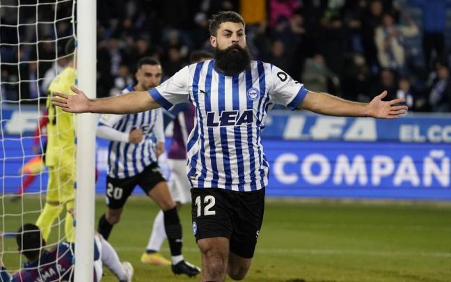 Asier Villalibre celebra uno de sus dos goles con el Deportivo Alavés. Asier Villalibre celebra uno de sus dos goles con el Deportivo Alavés.