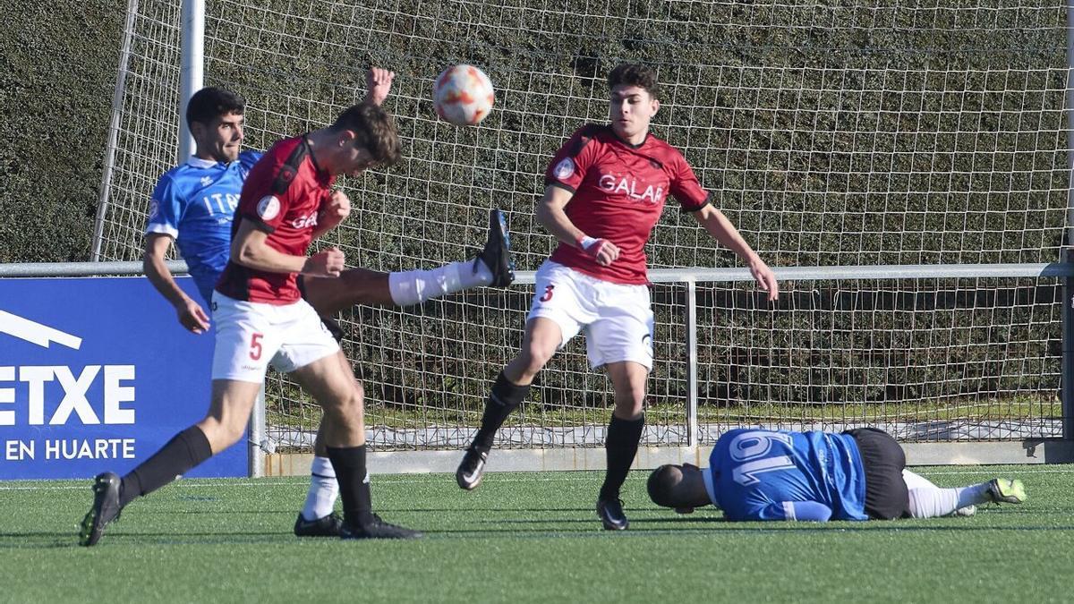 Dos jugadores del Subiza contra uno del Huarte
