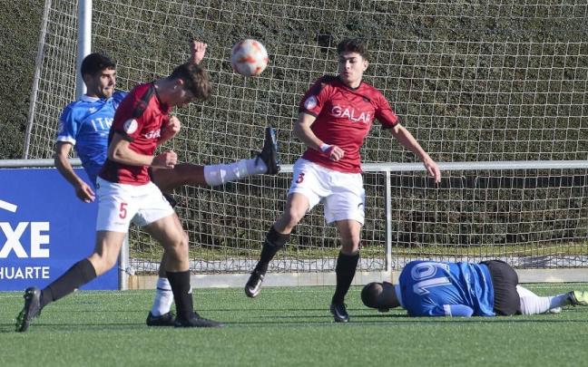 Dos jugadores del Subiza contra uno del Huarte