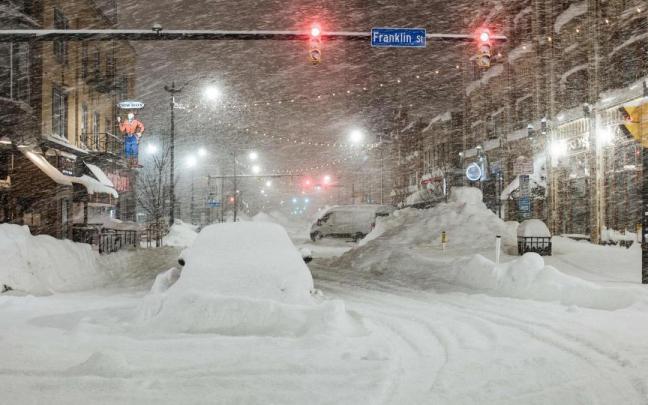 Vehículos abandonados en una calle de Búfalo durante una tormenta de nieve. Vehículos abandonados en una calle de Búfalo durante una tormenta de nieve.