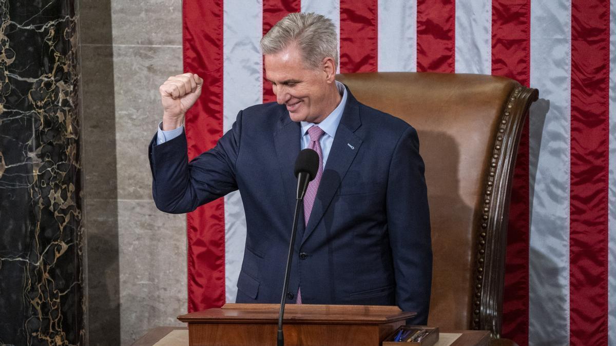 McCarthy levanta el puño tras convertirse en presidente de la Cámara de Representantes de EEUU.