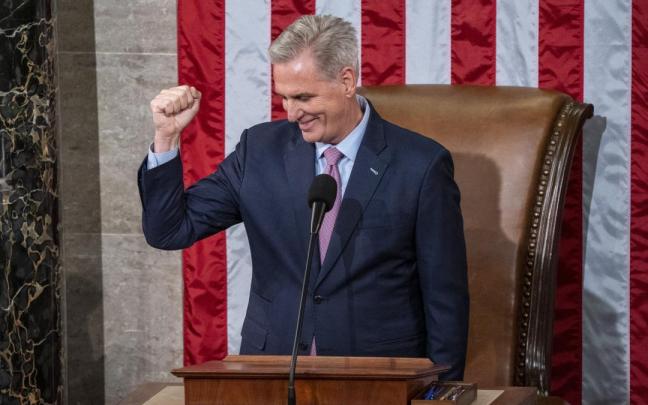 McCarthy levanta el pu&ntilde;o tras convertirse en presidente de la C&aacute;mara de Representantes de EEUU.