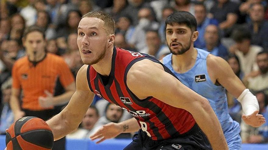 Sedekerskis controla el balón en un momento del partido. | FOTO: ACB PHOTO/C. CASTRO