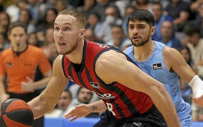 Sedekerskis controla el bal&oacute;n en un momento del partido. | FOTO: ACB PHOTO/C. CASTRO