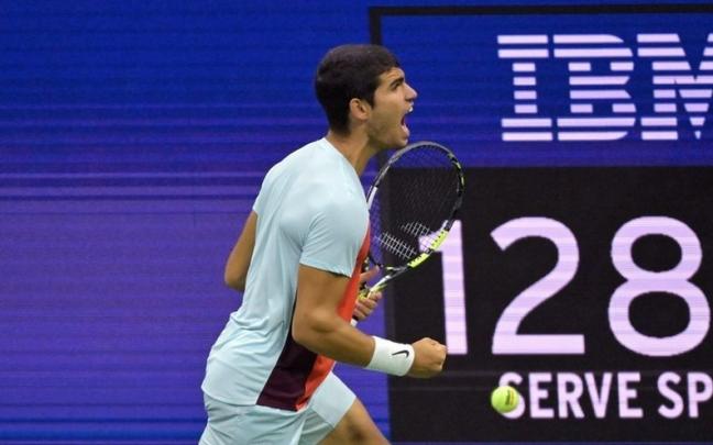 Carlos Alcaraz celebra un punto durante su semifinal del US Open 2022 ante Frances Tiafoe. Carlos Alcaraz celebra un punto durante su semifinal del US Open 2022 ante Frances Tiafoe.