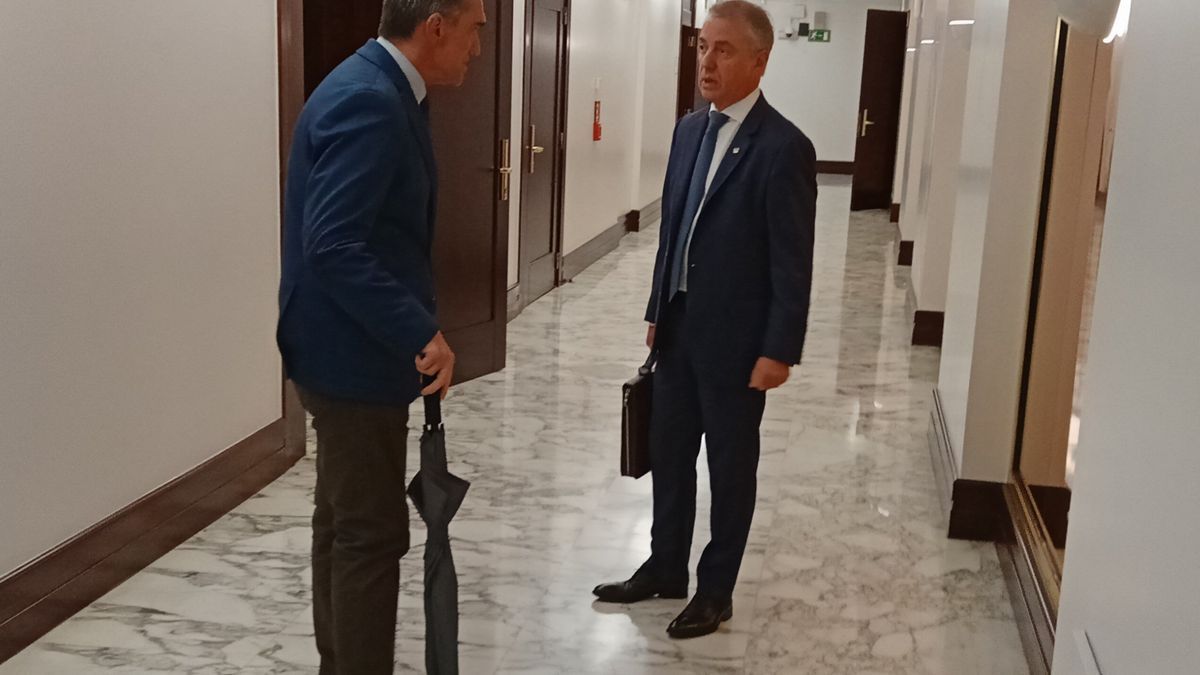 El lehendakari antes del pleno en el Parlamento vasco