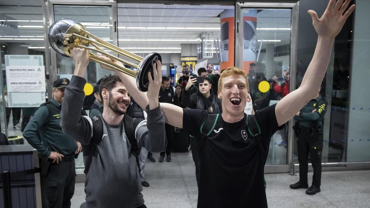 Alberto Díaz y Darío Brizuela, exultantes de felicidad con la Copa