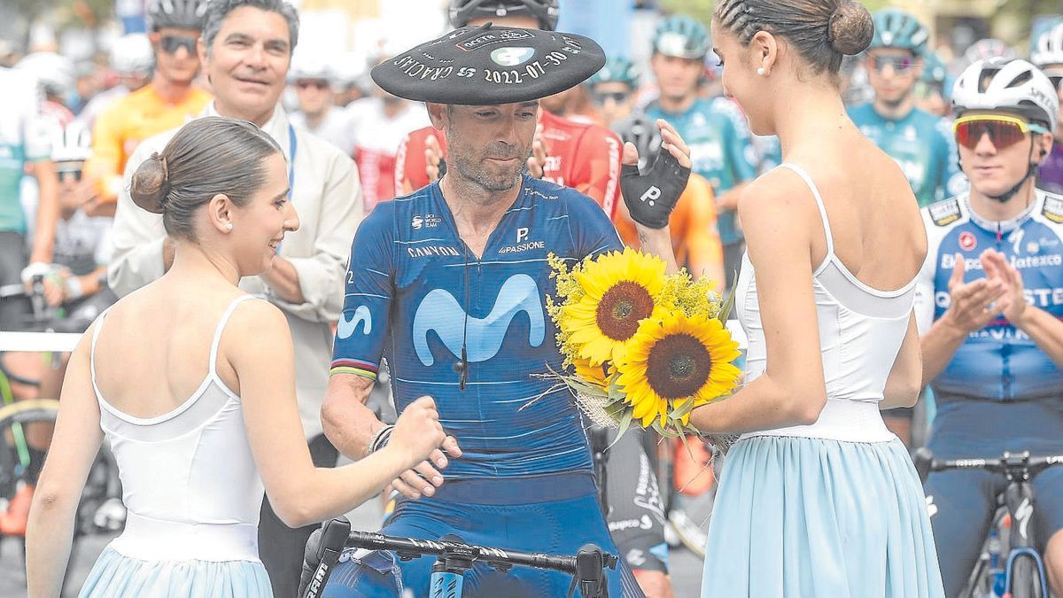 Alejandro Valverde fue homenajeado en la salida de la prueba. | FOTO: EFE