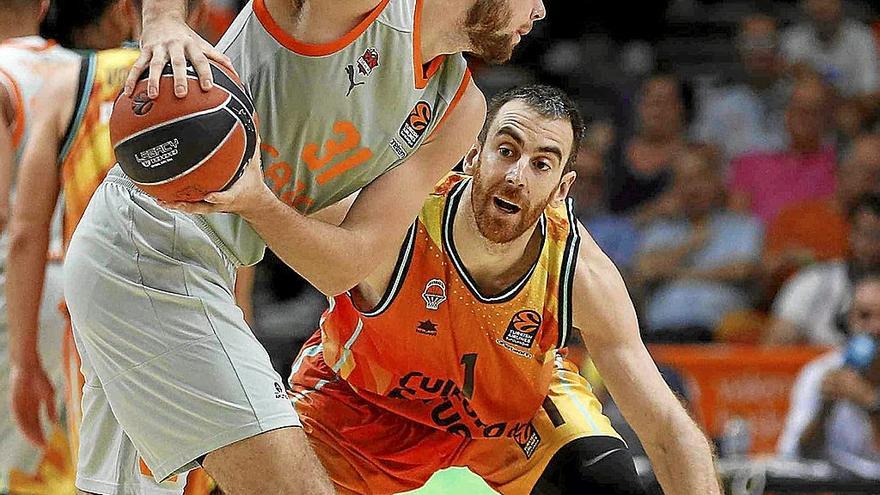 Claver estrecha la vigilancia sobre un Giedraitis absolutamente determinante en los últimos minutos. | FOTO: VALENCIA BASKET