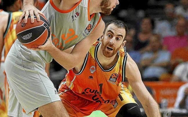 Claver estrecha la vigilancia sobre un Giedraitis absolutamente determinante en los &uacute;ltimos minutos. | FOTO: VALENCIA BASKET