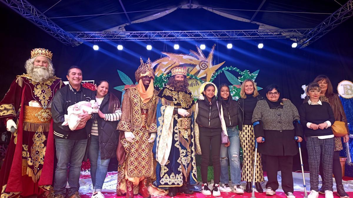 Fotografía de los Reyes Magos, representantes municipales y de Codisfiba, junto a Junari Gabriela y su familia.