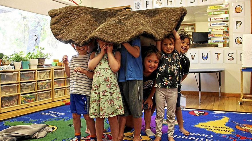 Los niños se probaron una gran boina en el aula.