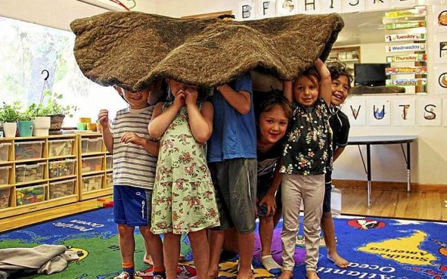 Los niños se probaron una gran boina en el aula.