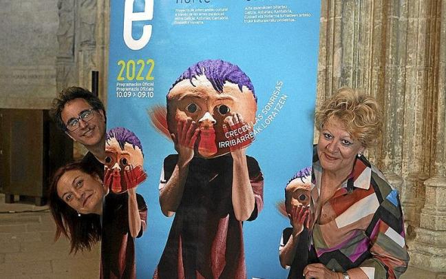 El p&oacute;rtico de la Catedral de Santa Mar&iacute;a acogi&oacute; la presentaci&oacute;n del circuito teatral &lsquo;Camina Escena Norte&rsquo; en Euskadi. | FOTO: ALEX LARRETXI