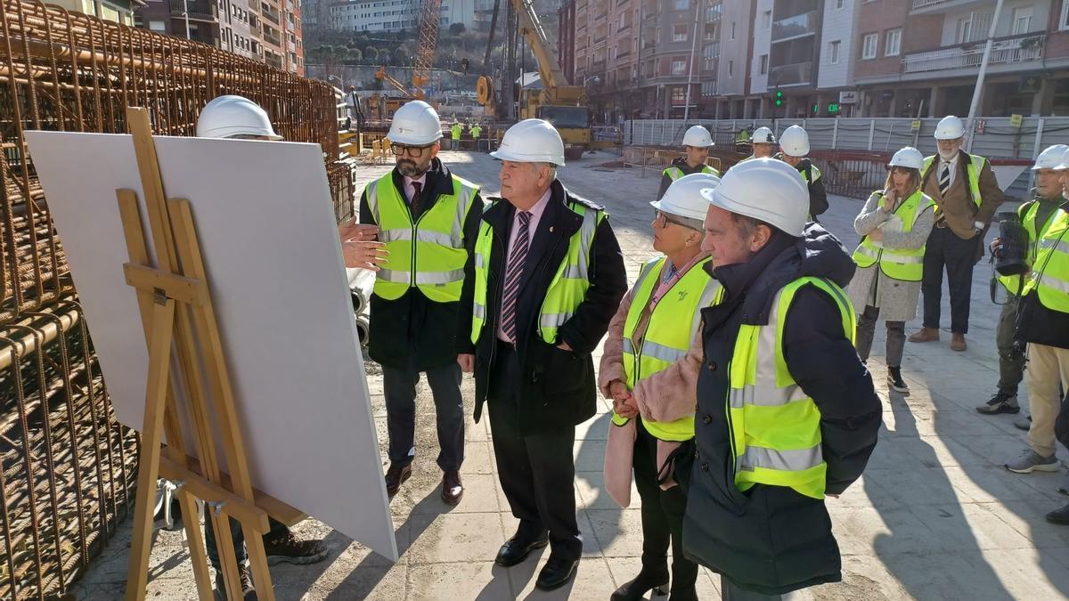 Visita del consejero Iñaki Arriola y la alcaldesa de Pasaia, Izaskun Gómez, a las obras del Topo.