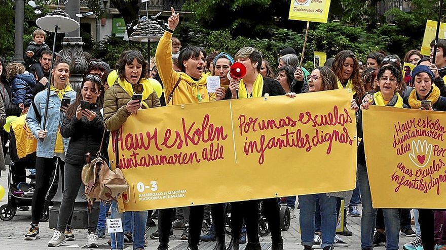 Un grupo de trabajadoras de las escuelas infantiles, protestando frente al Parlamento.