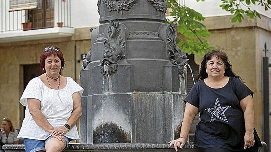 Zuberoa Tolosana y Cristina Baos, en la plaza San José de Pamplona, donde este domingo se celebrará la feria de artesanía.