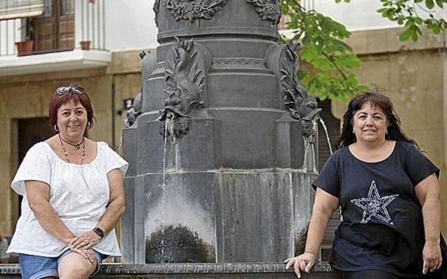 Zuberoa Tolosana y Cristina Baos, en la plaza San Jos&eacute; de Pamplona, donde este domingo se celebrar&aacute; la feria de artesan&iacute;a.
