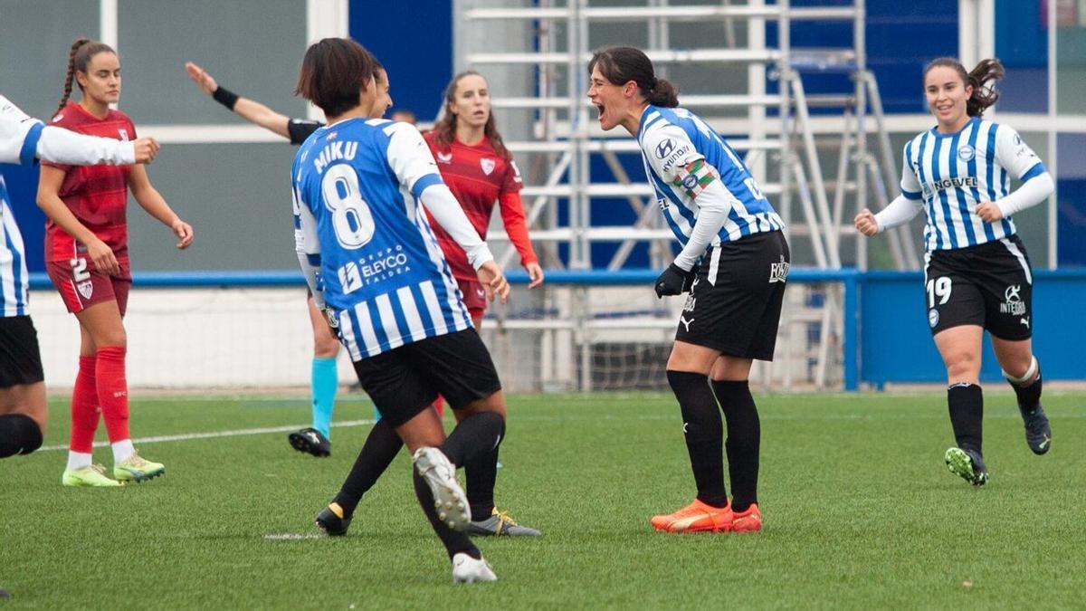 Míriam celebra el tanto de penalti que supuso el 2-0