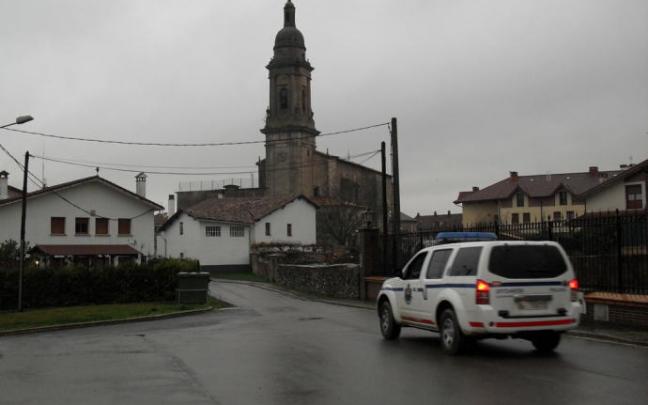 Una patrulla de la Ertzaintza patrulla por Alegría-Dulantzi. Una patrulla de la Ertzaintza patrulla por Alegría-Dulantzi.