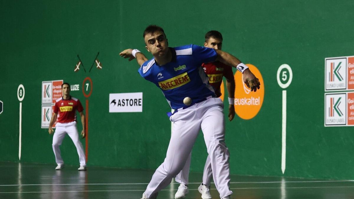Jon Ander Peña golpea con la derecha ante Mikel Urrutikoetxea y Jon Ander Albisu.