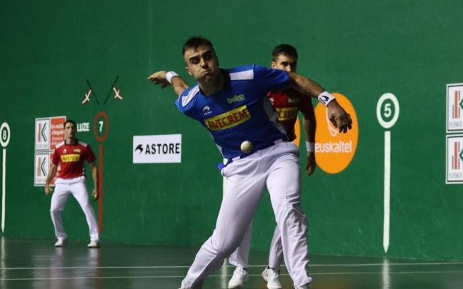 Jon Ander Peña golpea con la derecha ante Mikel Urrutikoetxea y Jon Ander Albisu.