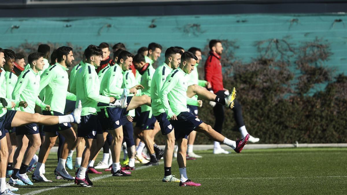 Los jugadores del Athletic se ejercitan en las instalaciones de Lezama antes de visitar al Valencia.