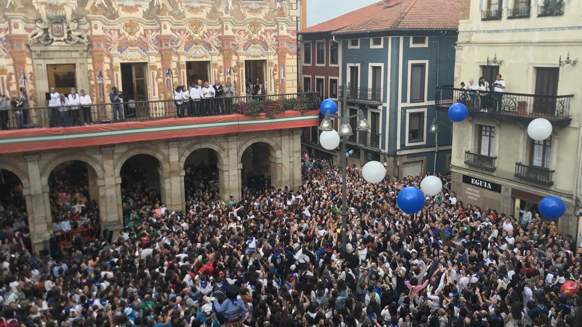 La plaza del Ayuntamiento se quedó pequeña para dar la bienvenida a los Sanfaustos de Durango con en el txupinazo oficial.