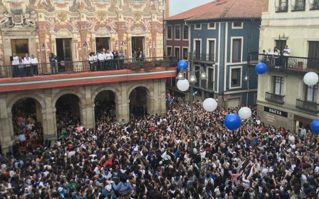 La plaza del Ayuntamiento se quedó pequeña para dar la bienvenida a los Sanfaustos de Durango con en el txupinazo oficial. La plaza del Ayuntamiento se quedó pequeña para dar la bienvenida a los Sanfaustos de Durango con en el txupinazo oficial.