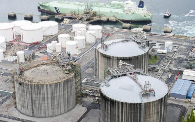 Vista de un barco metanero descargando ante la planta regasificadora del Puerto de Bilbao, una de las seis que funcionan actualmente en el Estado.