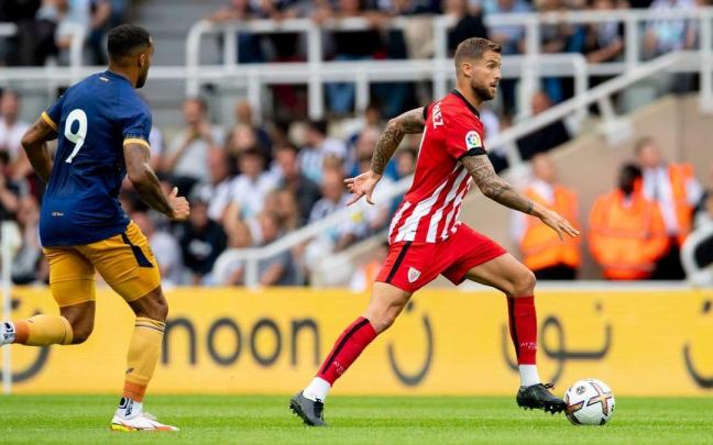 Iñigo Martínez conduce el balón en el amistoso del pasado sábado contra el Newcastle. Iñigo Martínez conduce el balón en el amistoso del pasado sábado contra el Newcastle.