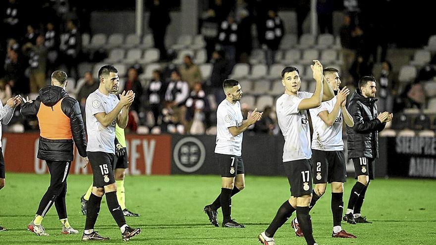 Los jugadores del Real Unión aplauden al público del Stadium Gal al término del partido de ayer contra el Mallorca, que supuso el final a la andadura copera. | FOTO: JAVI COLMENERO