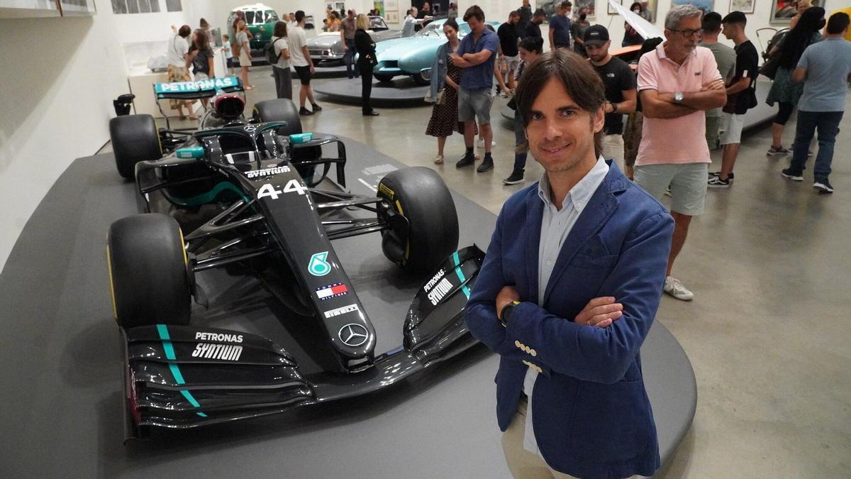 Deia recorre la exposición de coches en el museo Guggenheim con el piloto vasco Joseba Iraola.