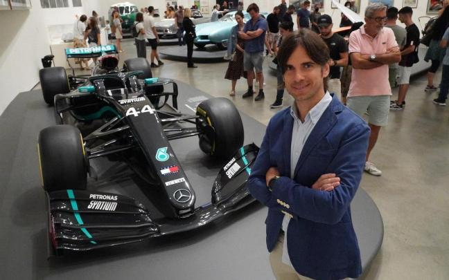 Deia recorre la exposición de coches en el museo Guggenheim con el piloto vasco Joseba Iraola. Deia recorre la exposición de coches en el museo Guggenheim con el piloto vasco Joseba Iraola.