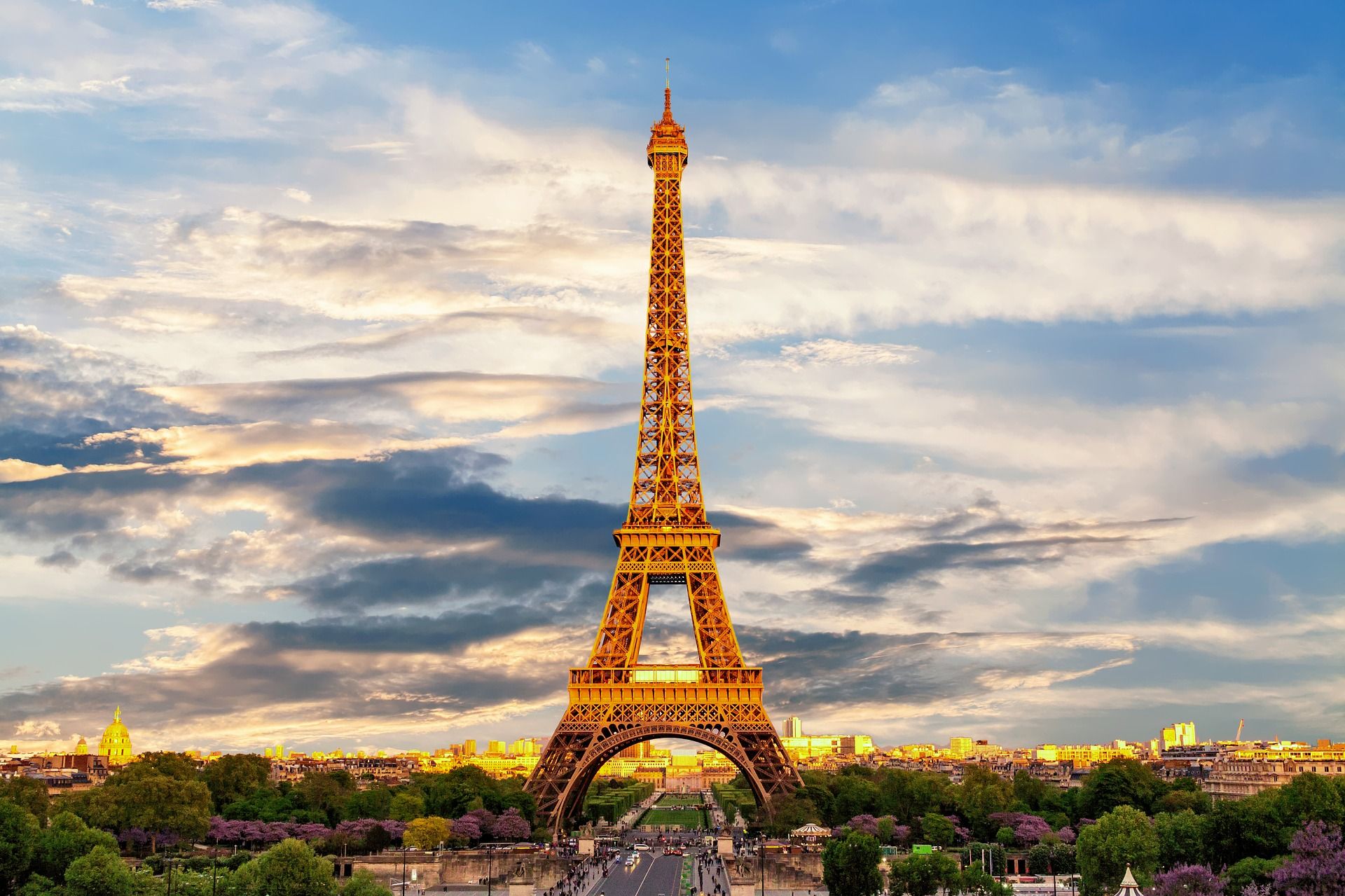 Torre Eiffel, uno de los emblemas de París, Francia.