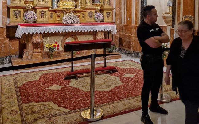 Una alfombra cubre ahora el pavimento bajo el cual estaba enterrado Gonzalo Queipo de Llano en la bas&iacute;lica sevillana.