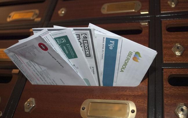 Facturas en un buz&oacute;n.