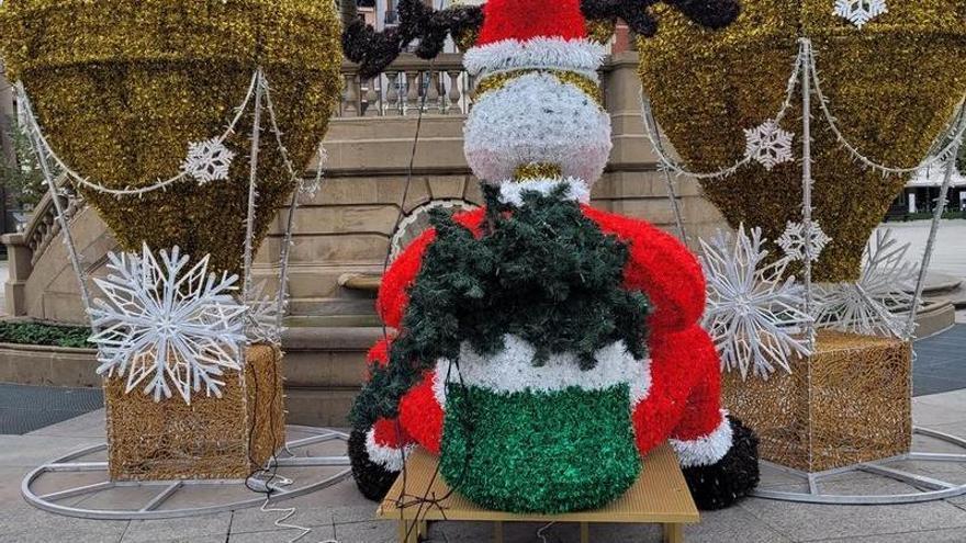 El adorno navideño de la Plaza del Castillo ahora mira al kiosko.