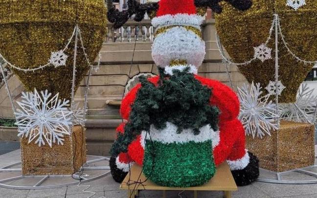 El adorno navideño de la Plaza del Castillo ahora mira al kiosko. El adorno navideño de la Plaza del Castillo ahora mira al kiosko.