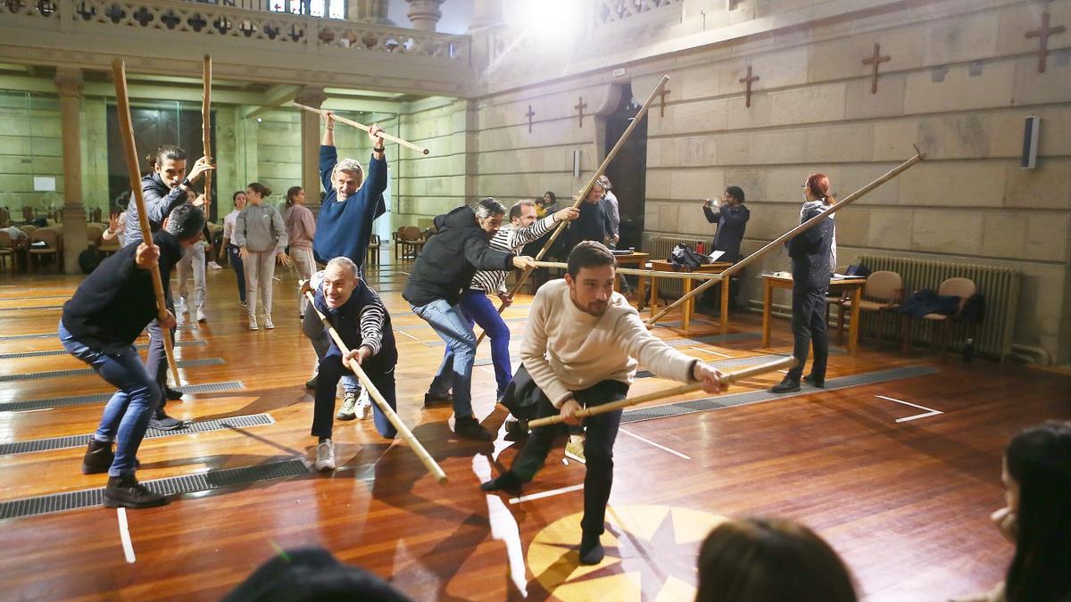 El elenco de Opus Lírica, en otro momento del ensayo, este domingo, en la iglesia Zorroaga de Donostia