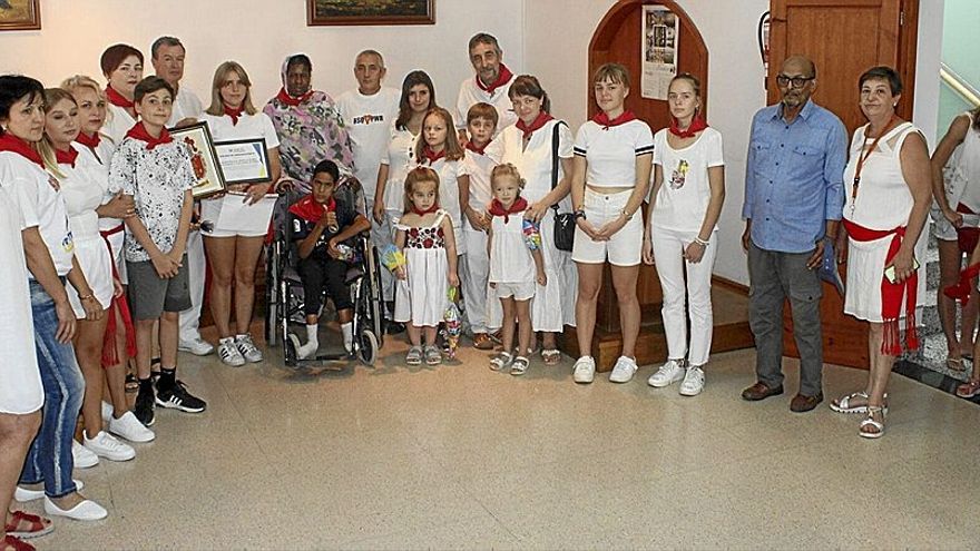 Las y los protagonistas de la mañana en el centro momentos antes del inicio de las fiestas con arrope de la Corporación, familiares y amistades.